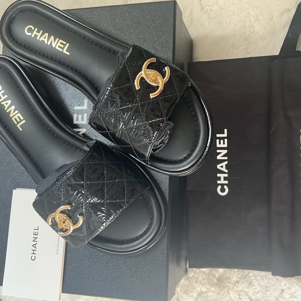 NWT CHANEL Black Patent Leather Quilted Slide Sandals with Gold CC Logo Size 39 - Picture 3 of 5